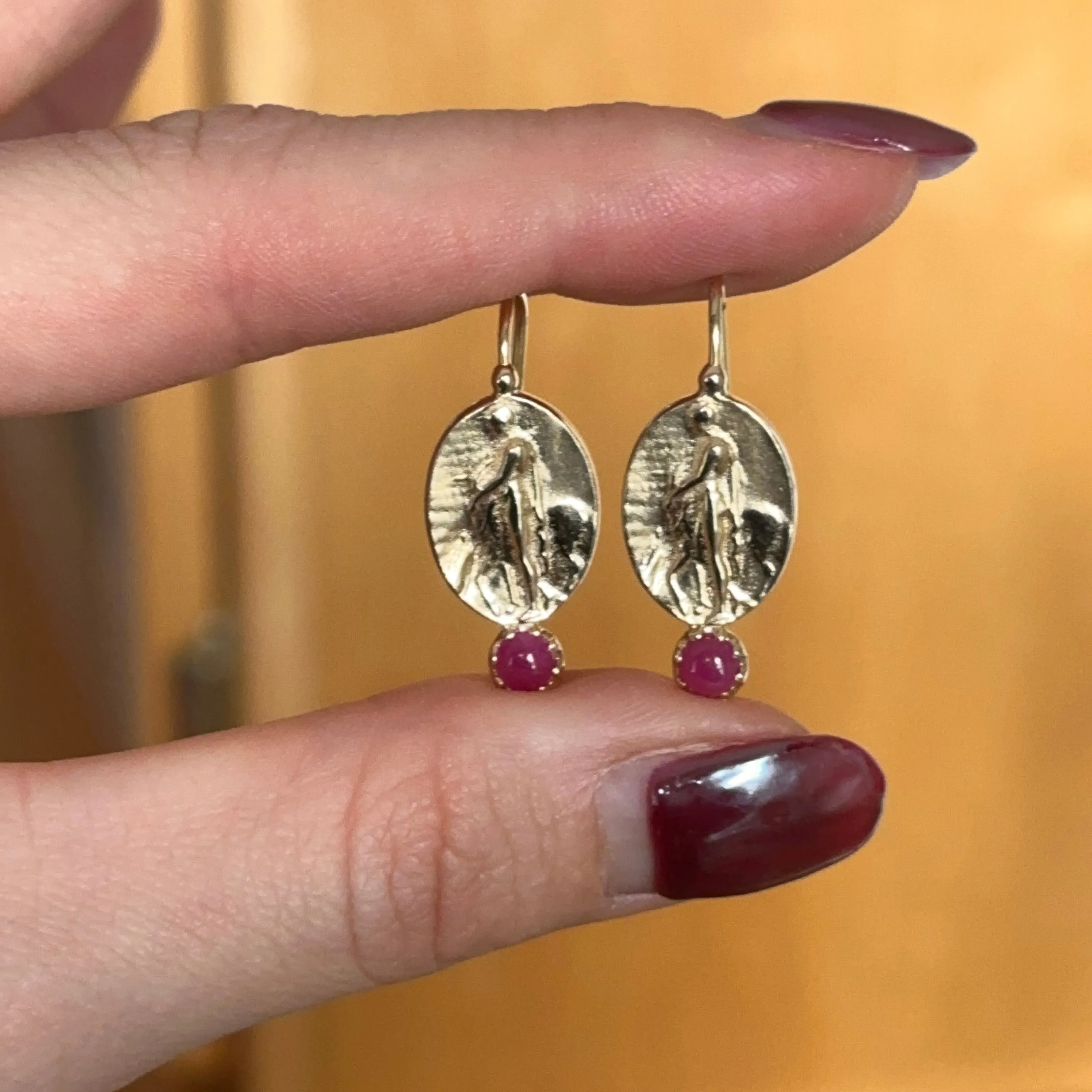 Estate 14KT Yellow Gold Oval Intaglio Ruby Lever Back Earrings