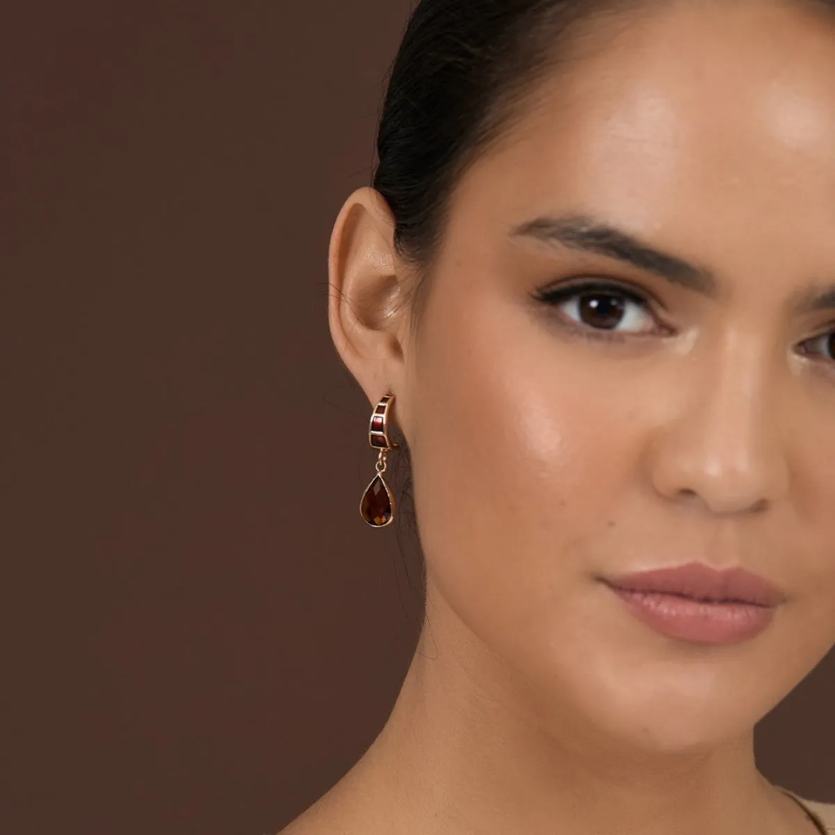 Glass Teardrop Event Earrings (Cream/Gold)