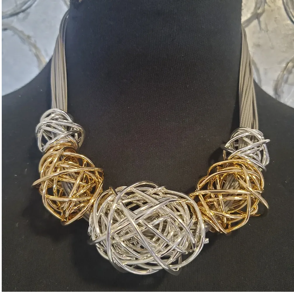 Metal Bobble short necklace magnetic closure
