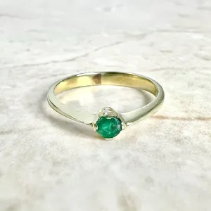 Small Vintage 18 Karat Yellow Gold Natural Emerald Solitaire Ring