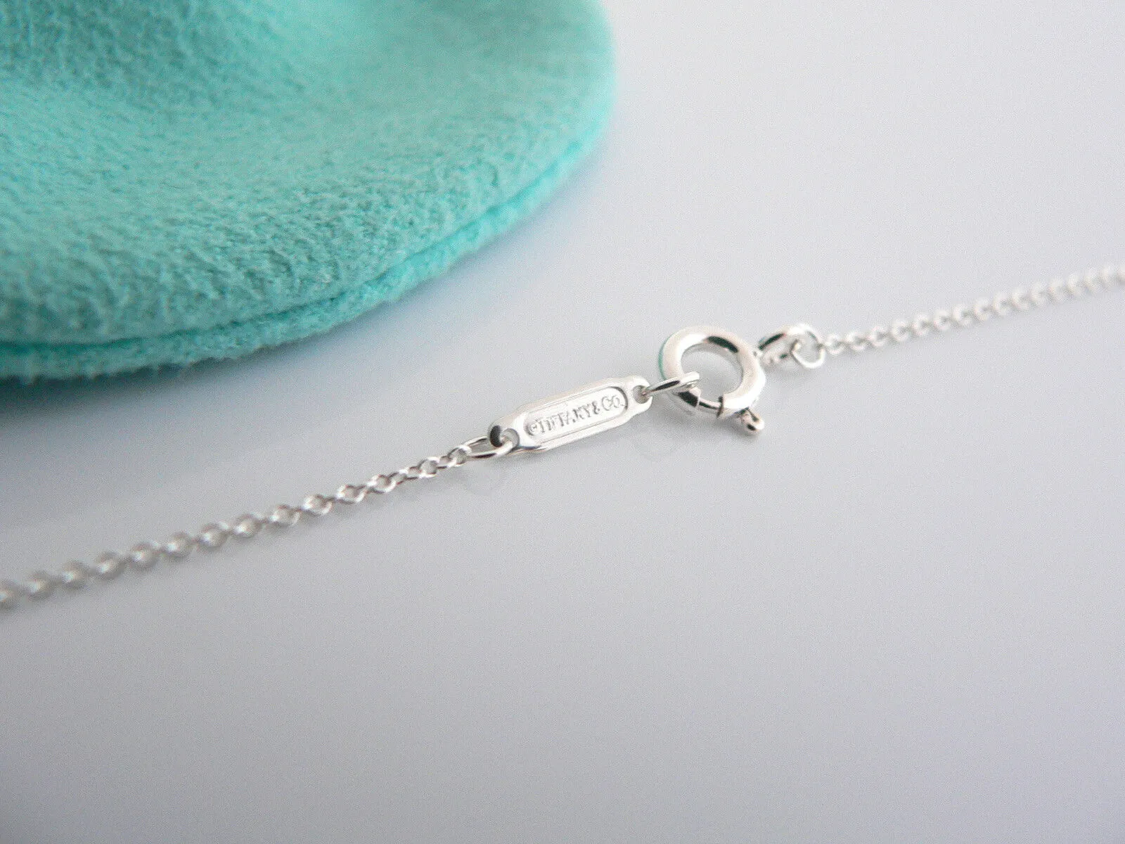 Tiffany & Co Silver Ribbon Necklace Twisted Bow Pendant Charm Chain Gift Pouch