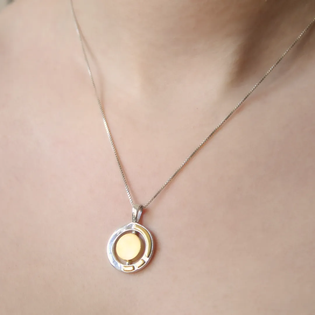 Urú Small Pendant & Chain