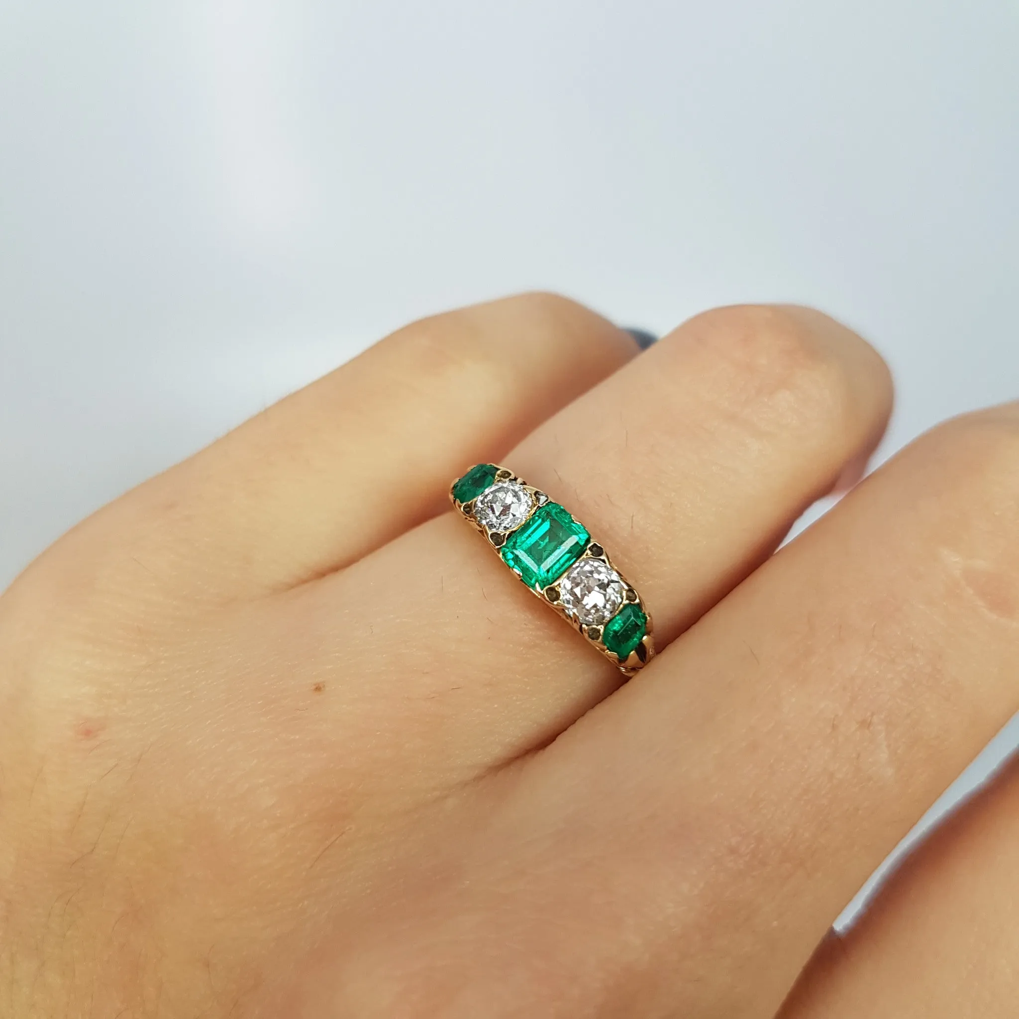VICTORIAN EMERALD AND OLD MINE CUT DIAMOND BAND IN 18K GOLD