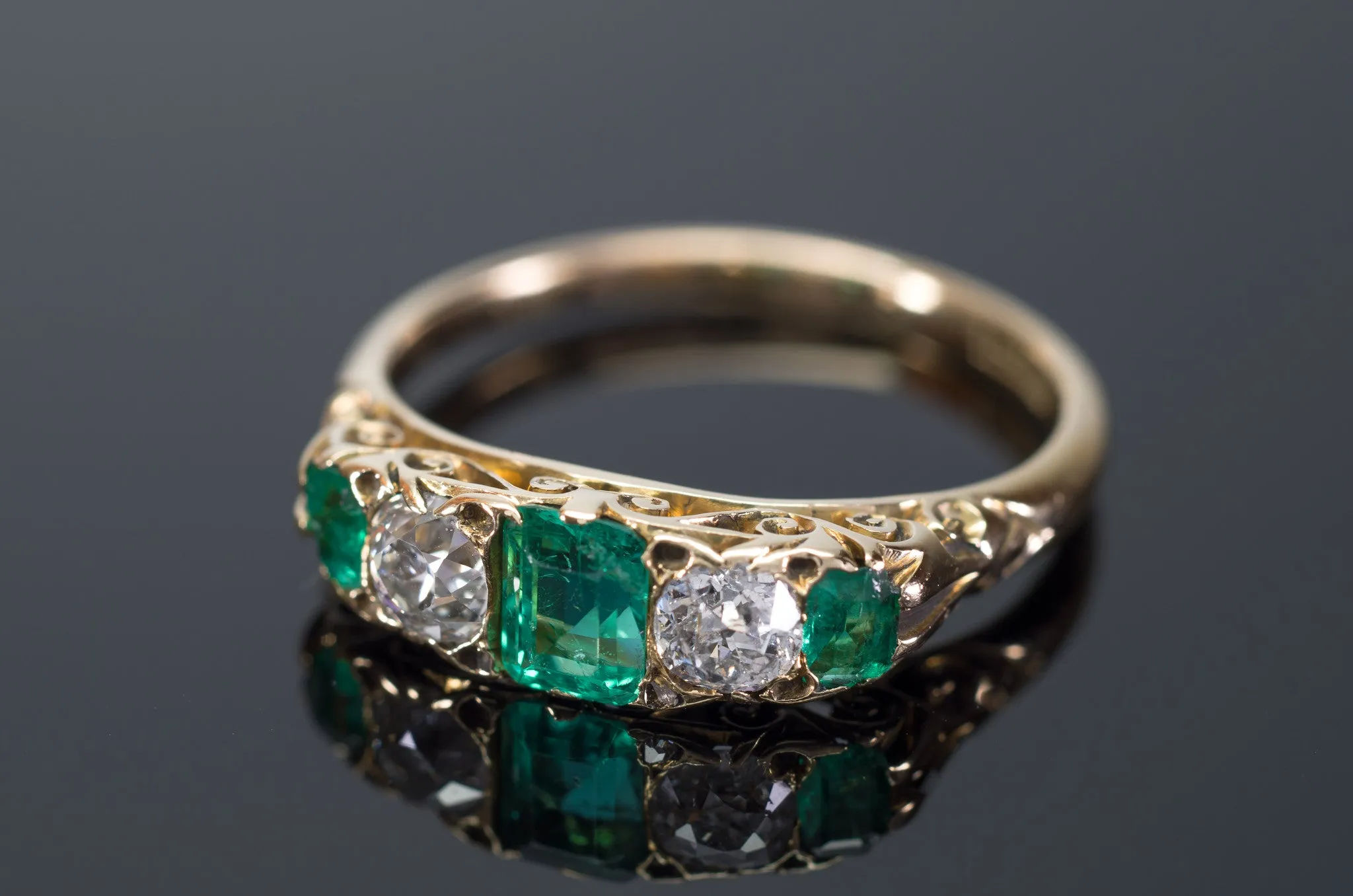 VICTORIAN EMERALD AND OLD MINE CUT DIAMOND BAND IN 18K GOLD