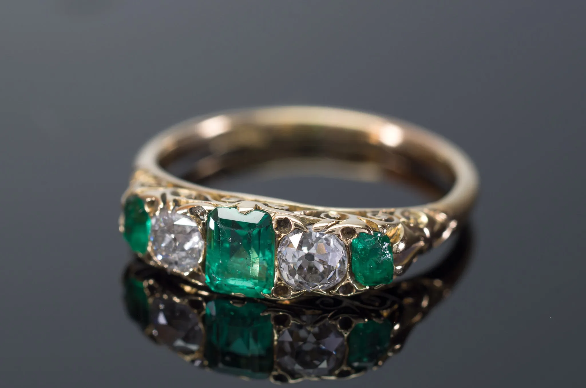 VICTORIAN EMERALD AND OLD MINE CUT DIAMOND BAND IN 18K GOLD