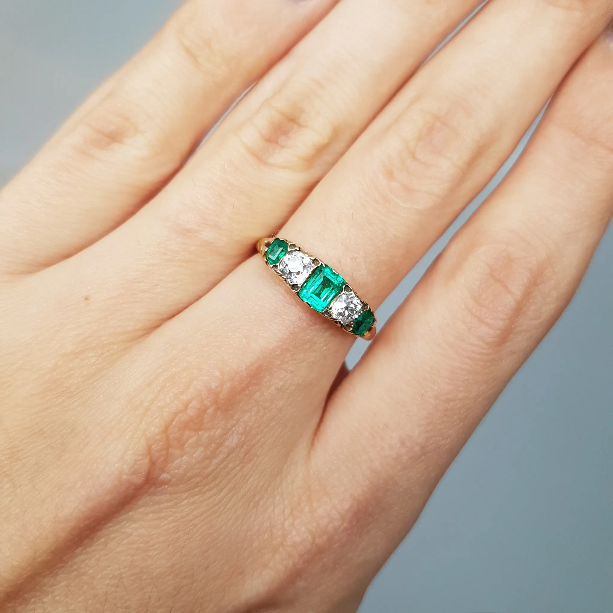 VICTORIAN EMERALD AND OLD MINE CUT DIAMOND BAND IN 18K GOLD